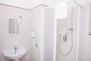 Suite, 1 Schlafzimmer | Badezimmer | Kostenlose Toilettenartikel, Handtücher