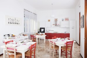 Tägliches Frühstück gegen Gebühr
