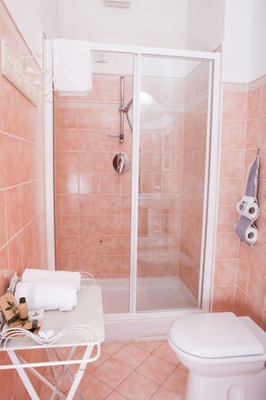 Kostenlose Toilettenartikel, Handtücher