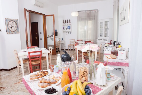 Petit déjeuner (6 EUR par personne)