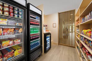 Secció refrigerada amb diferents aliments i begudes, com gelats, refrescos i aigua embotellada.