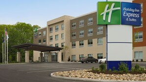 A Holiday Inn Express & Suites hotel with a parking lot and a covered entrance. - Holiday Inn Express & Suites Altoona by IHG (Altoona)