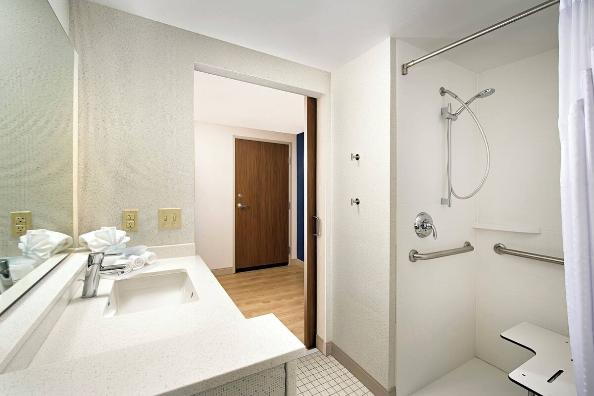 Suite, 1 cama de matrimonio grande, accesible para personas con discapacidad (Hearing) | Caja fuerte, escritorio, tabla de planchar con plancha y cunas gratuitas
