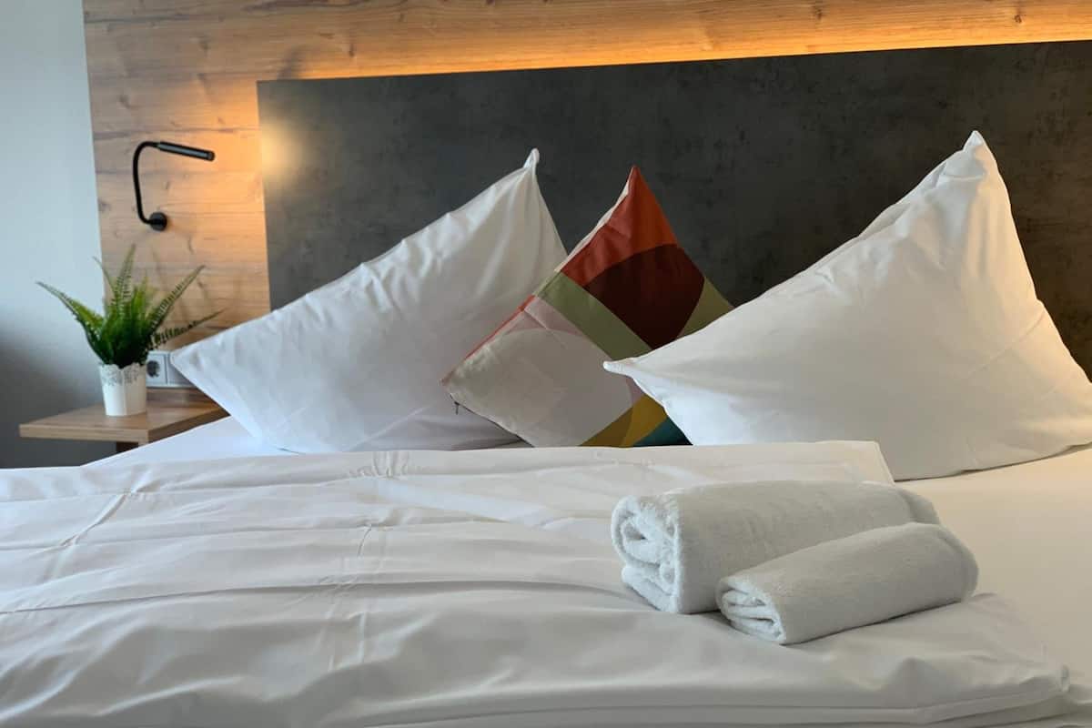 double room | 1 bedroom, minibar, individually decorated, individually furnished