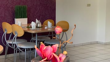 Tägliches Frühstücksbuffet (8.5 EUR pro Person)