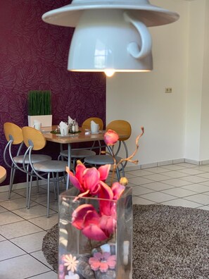 Petit déjeuner buffet (8.5 EUR par personne)