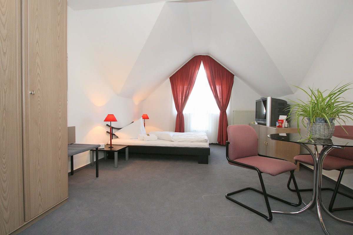 basic triple room, 1 bedroom, non smoking | 1 bedroom, minibar, individually decorated, individually furnished