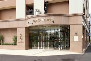 A building with a glass entrance, a visible website address, and a logo. - Toyoko Inn Kumamoto Ekimae (Kumamoto)