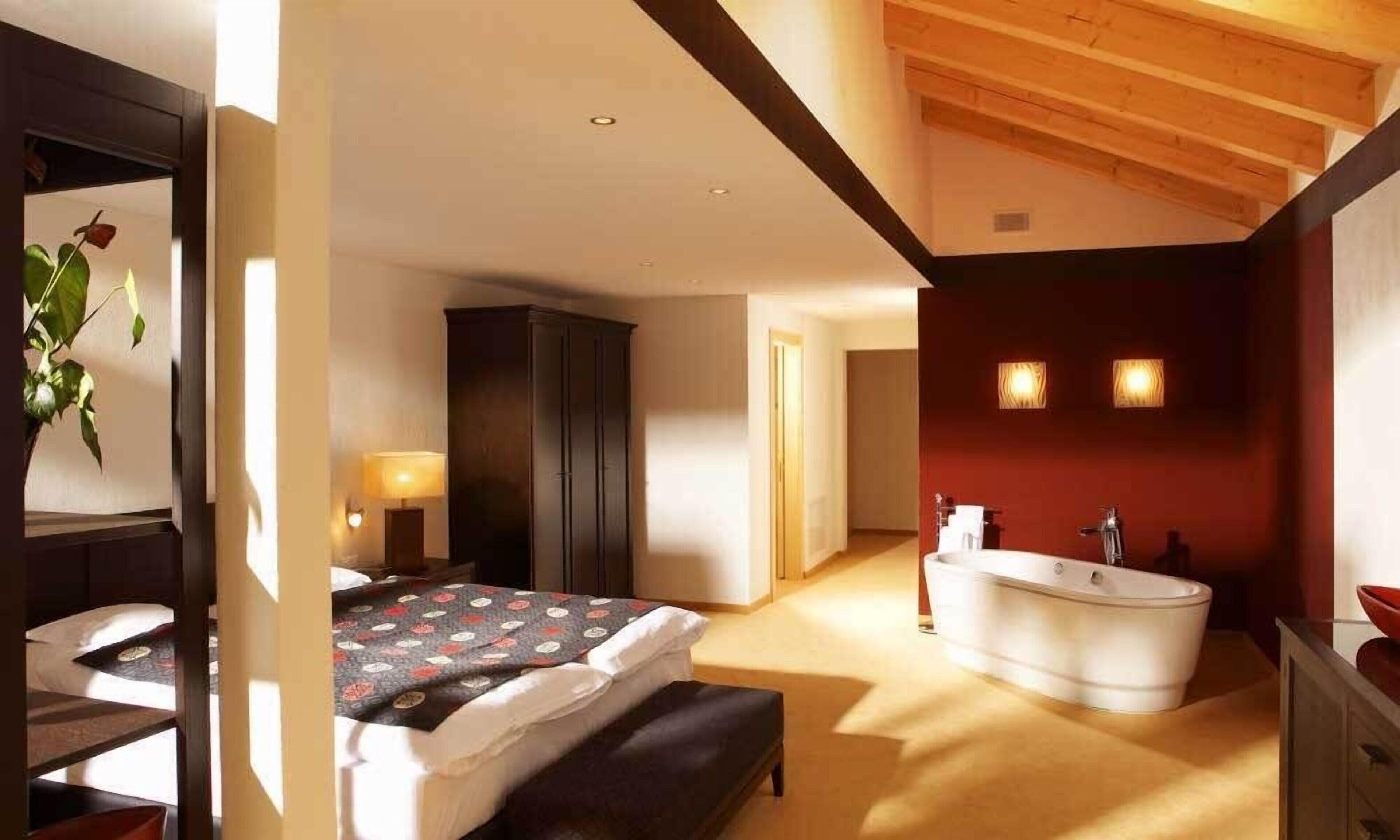 Minibar, caja de seguridad en la habitación, wifi gratis y ropa de cama 