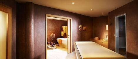 Une chambre moderne avec un grand lit, une coiffeuse avec un miroir et une porte donnant sur une autre pièce.