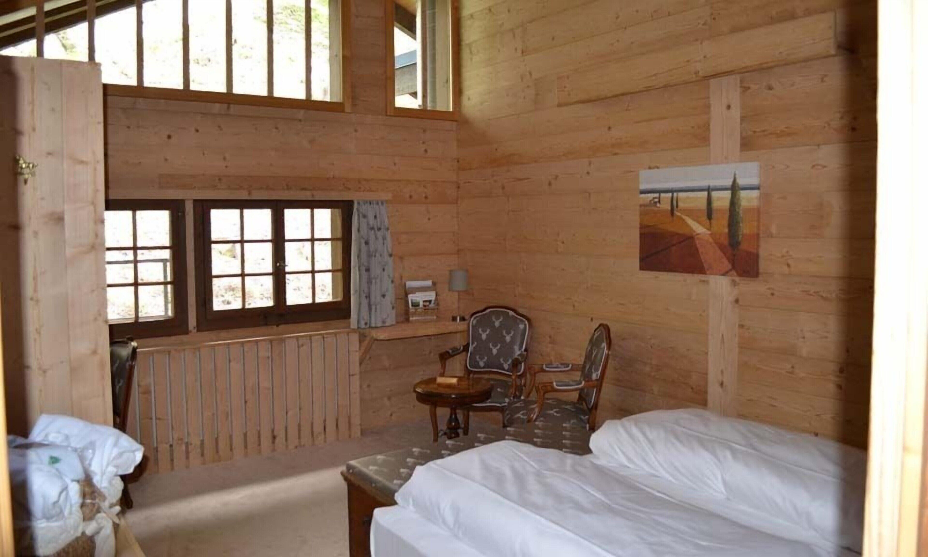 Minibar, caja de seguridad en la habitación, wifi gratis y ropa de cama 