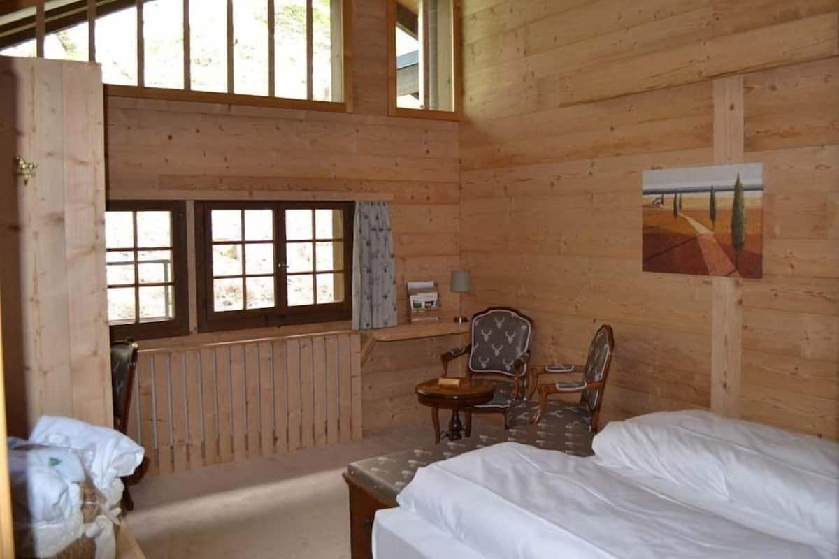 Minibar, caja de seguridad en la habitación, wifi gratis y ropa de cama