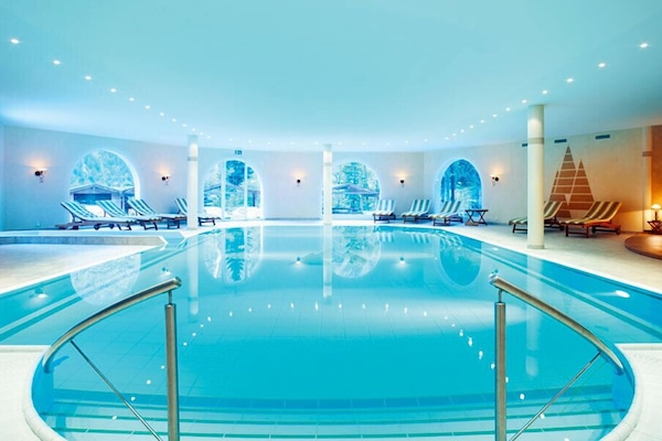 Piscine couverte, chaises longues