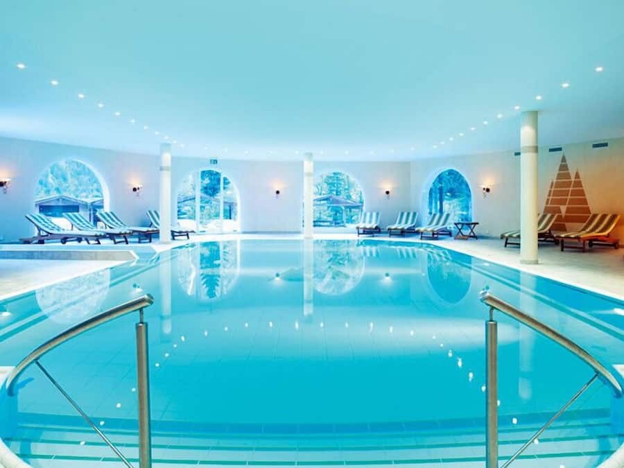 Innendørsbasseng og solsenger