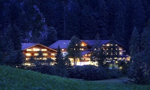 Fassade der Unterkunft – Abend/Nacht