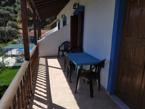Outdoor dining - Sunwaves Apartments (Samos)
