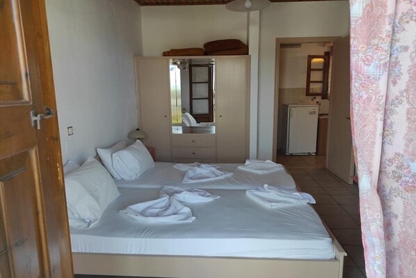 Iron/ironing board - Sunwaves Apartments (Samos)