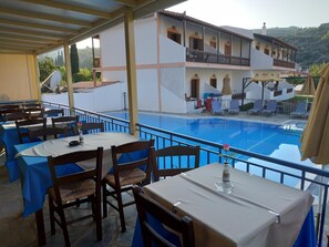 Outdoor dining - Sunwaves Apartments (Samos)