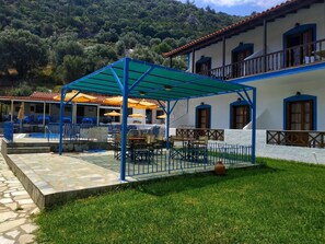 Outdoor dining - Sunwaves Apartments (Samos)