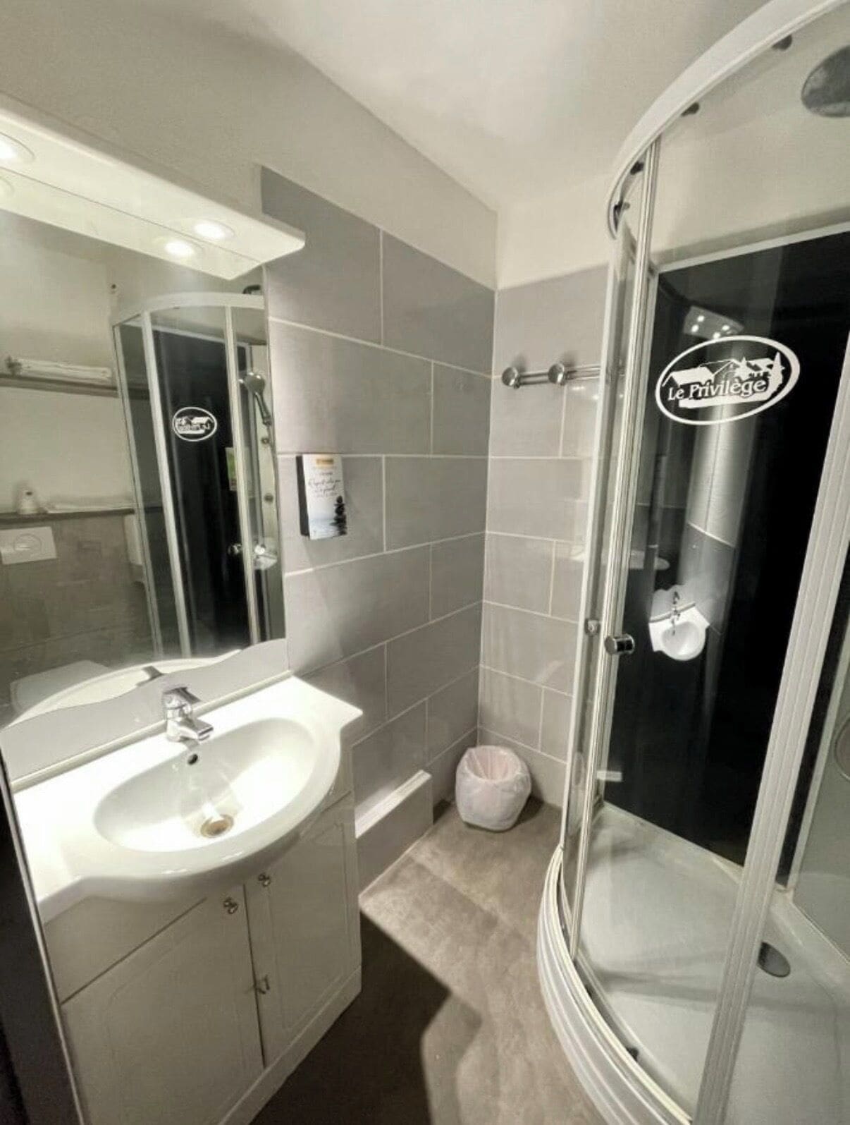 Tweepersoonskamer | Badkamer | Een bad/douchecombinatie, gratis toiletartikelen, een haardroger