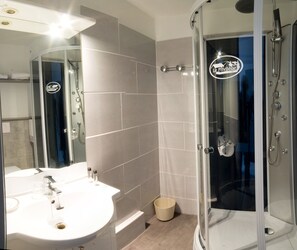Double Room | Bathroom | Combined shower/bathtub, free toiletries, hair dryer, towels