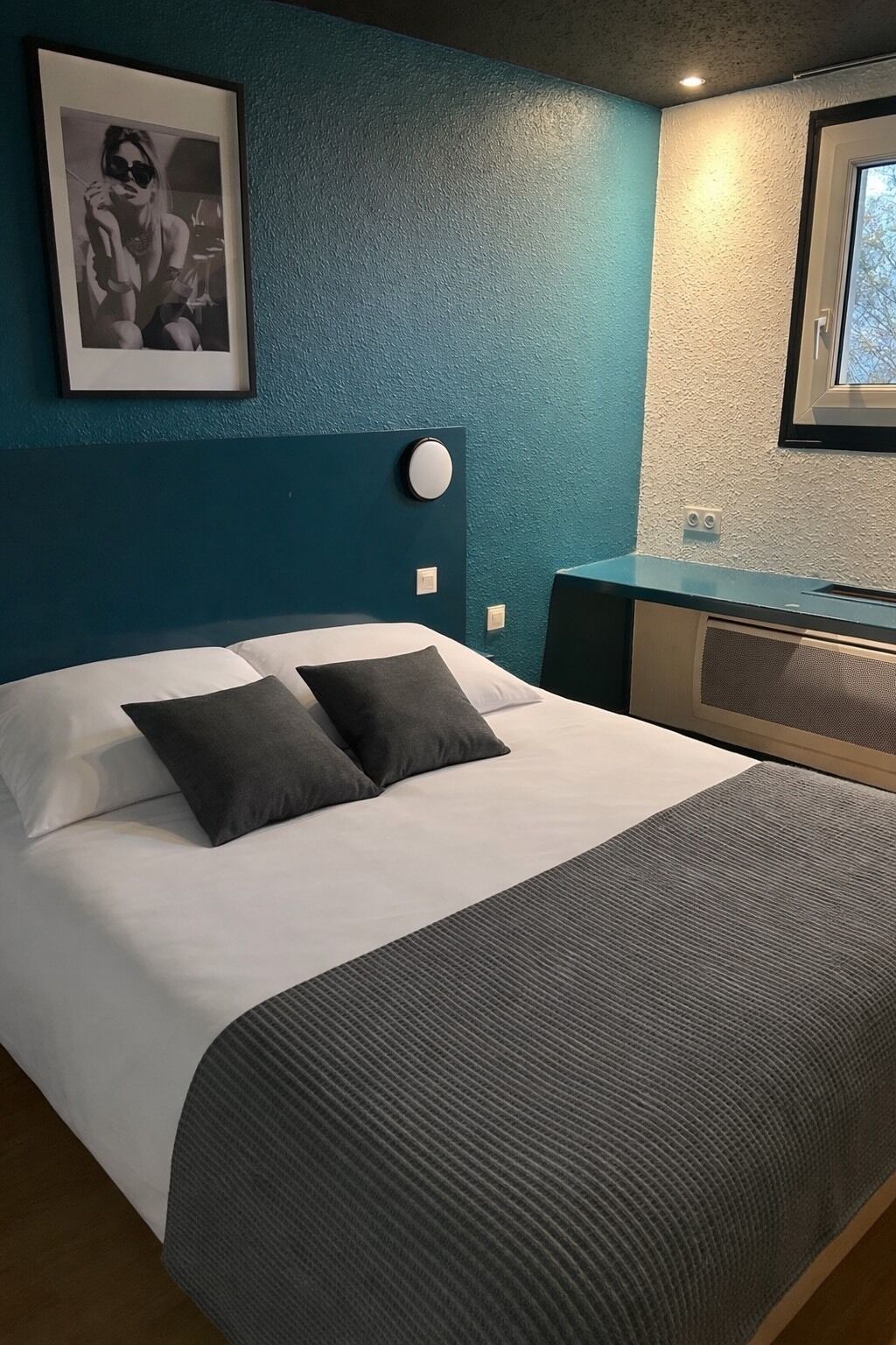 Desk, soundproofing, free cots/infant beds, rollaway beds