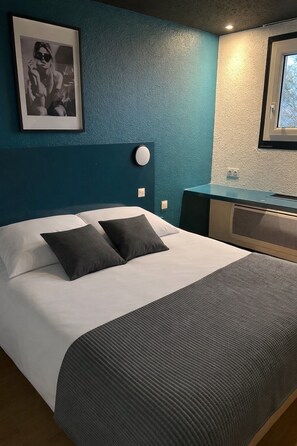 Desk, soundproofing, free cots/infant beds, rollaway beds