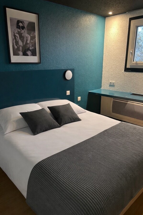 Desk, soundproofing, free cots/infant beds, rollaway beds