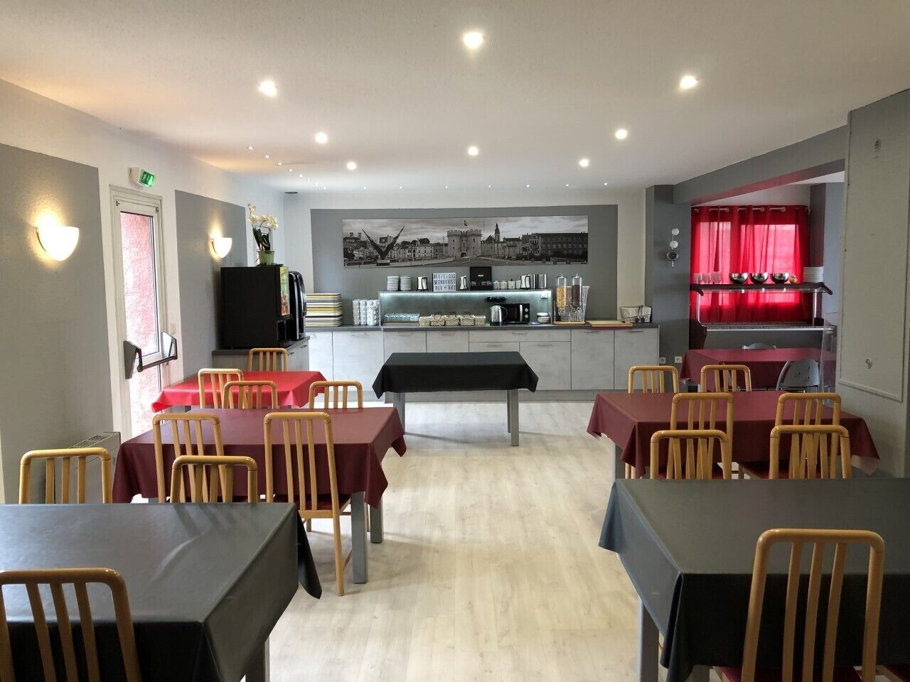 Petit déjeuner buffet (12 EUR par personne)