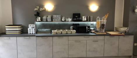 Tägliches Frühstücksbuffet (12 EUR pro Person)