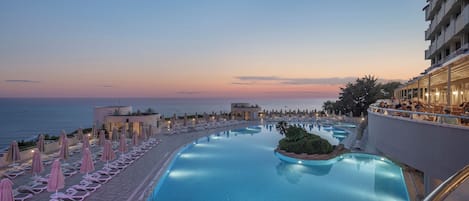 Piscina interna, piscina externa, guarda-sóis, espreguiçadeiras