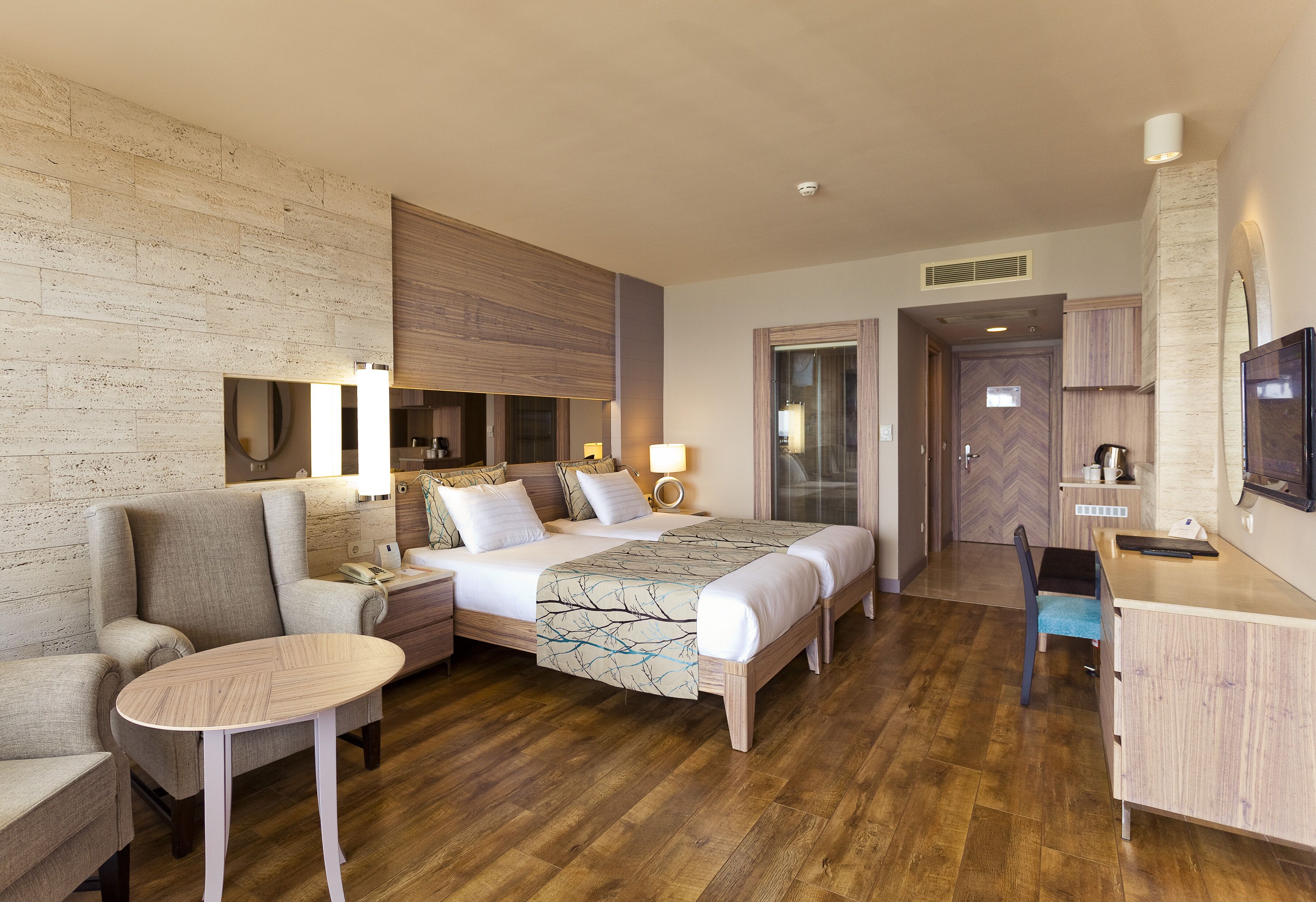 Free minibar, in-room safe, desk, free WiFi