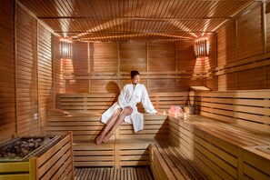 土耳其浴、热石按摩、阿育吠陀草药疗法、指（趾）甲修剪和护理