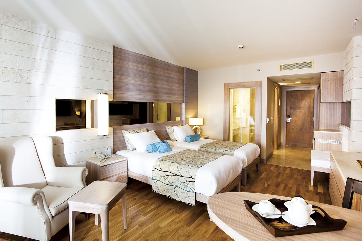 Een gratis minibar, een kluis op de kamer, een bureau, gratis babybedden