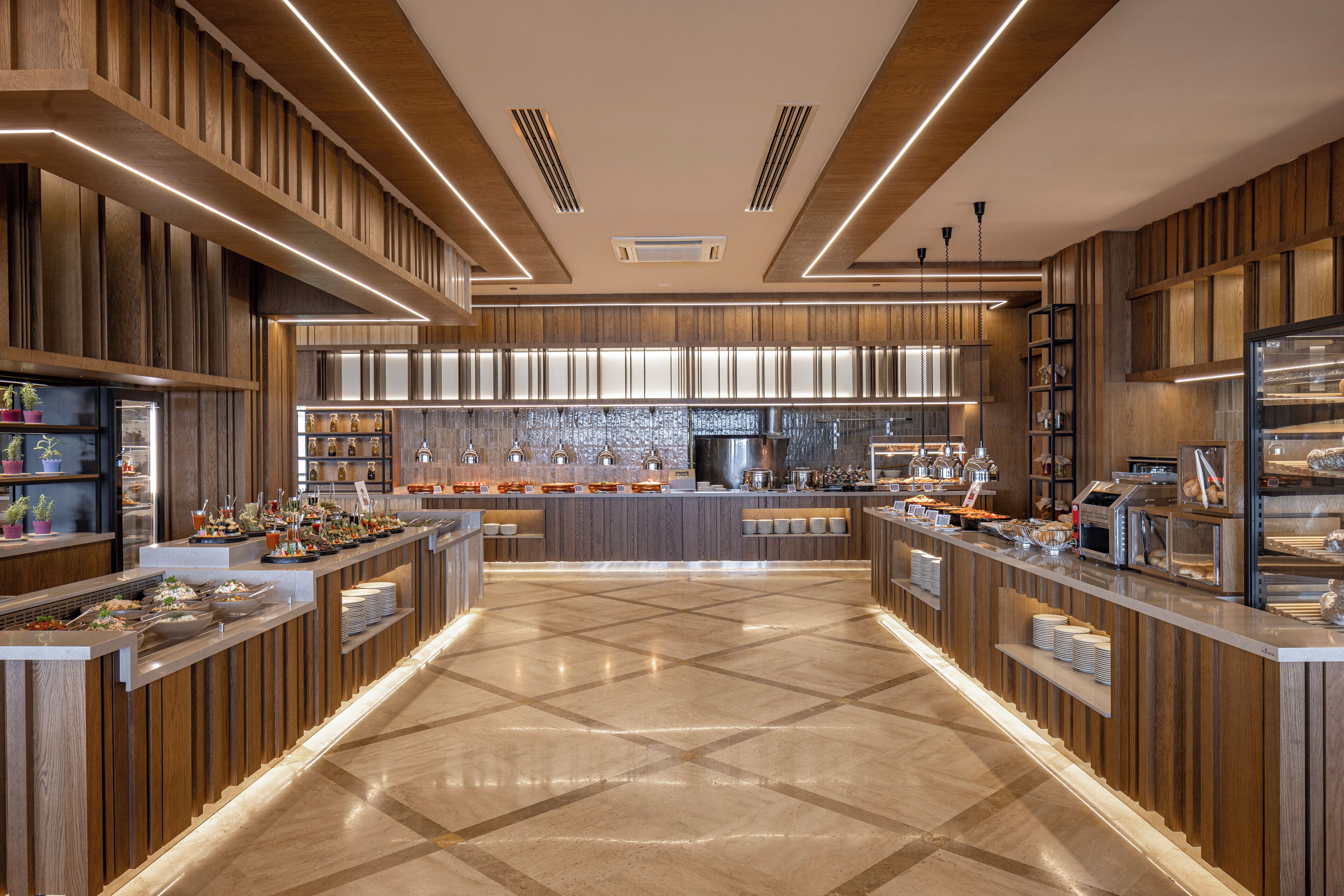 4 restaurants, breakfast, lunch, dinner served; seafood