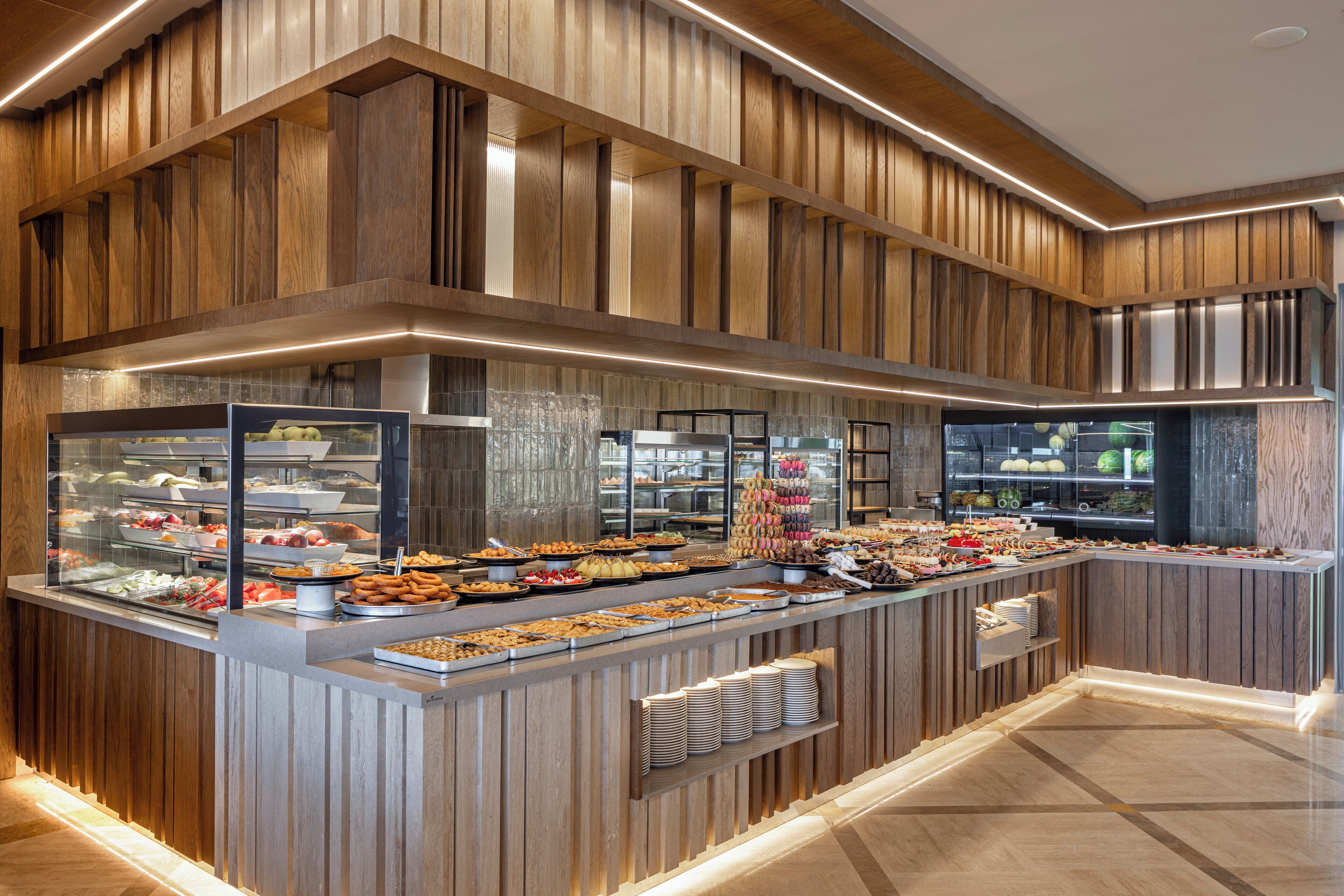 4 restaurants, breakfast, lunch, dinner served; seafood