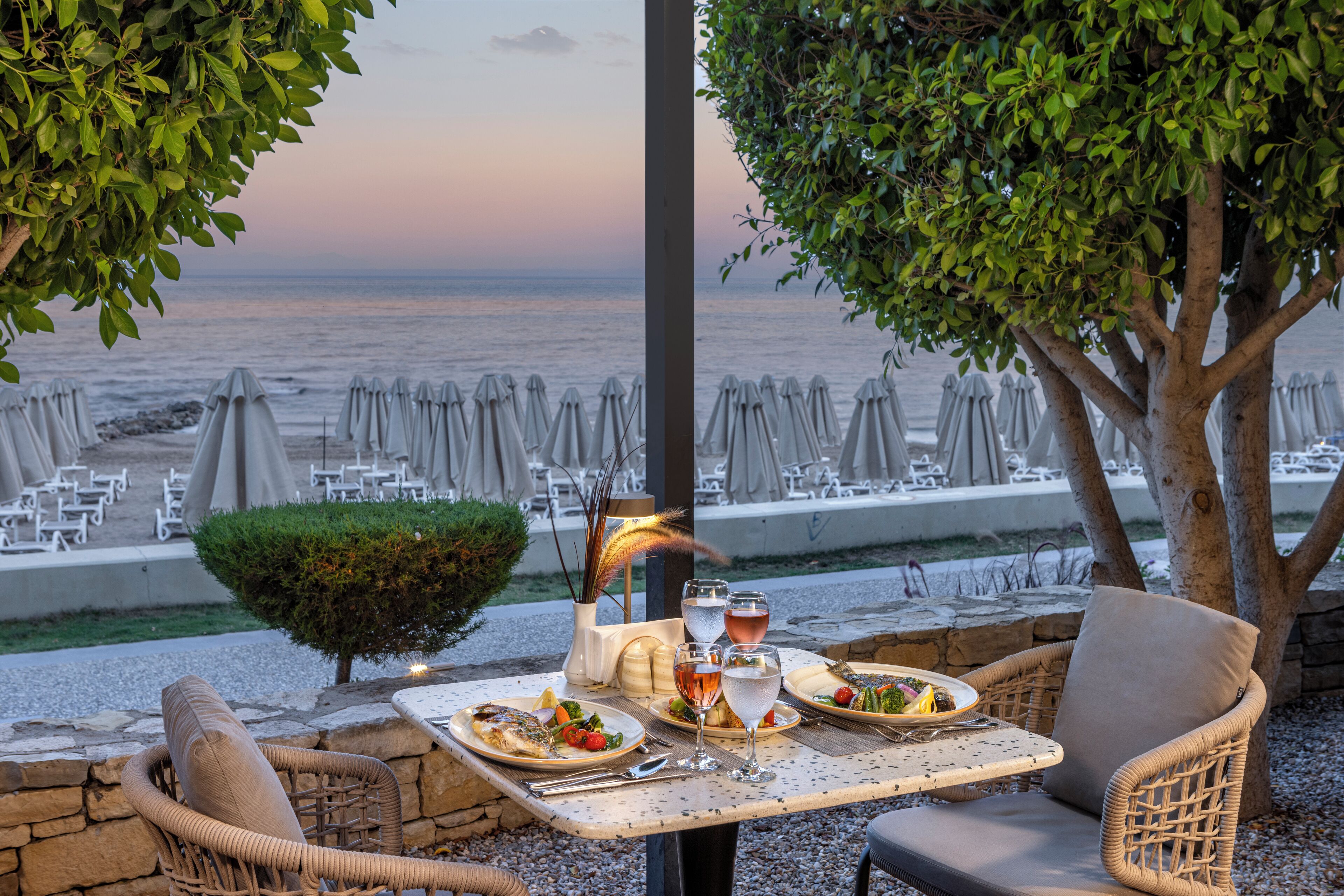 4 restaurants, breakfast, lunch, dinner served; seafood