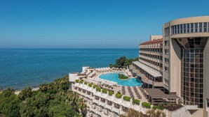 A resort with a large swimming pool, a beach, and a view of the sea. - Melas Resort Hotel (Manavgat)