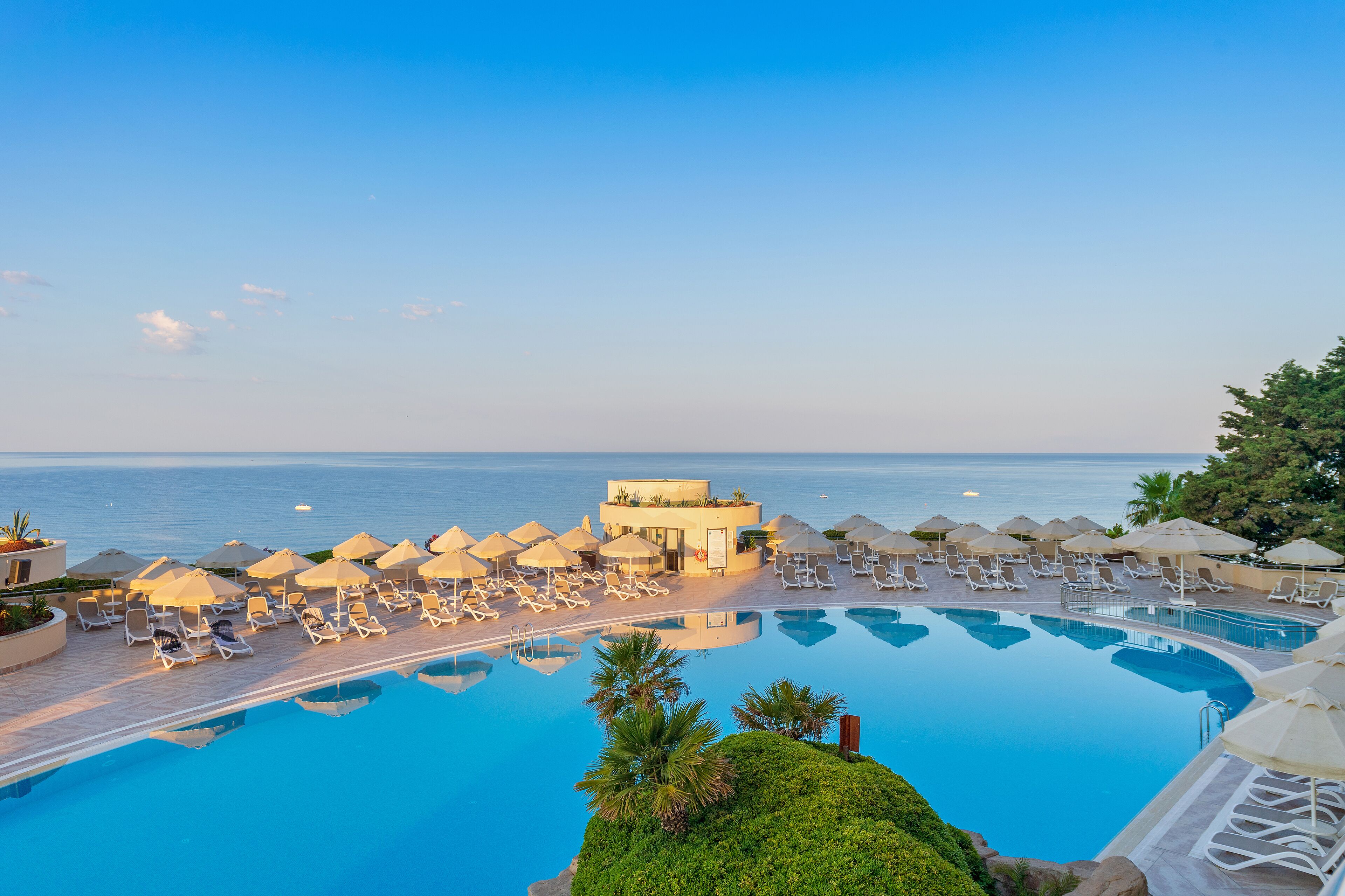 Innenpool, Außenpool, Sonnenschirme, Liegestühle