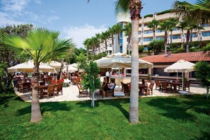 4 restaurants, breakfast, lunch, dinner served; seafood