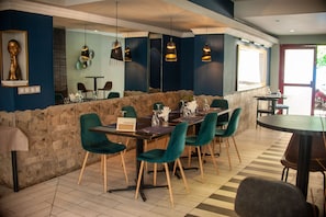 S'hi serveixen esmorzars, dinars, sopars i plats de cuina internacional