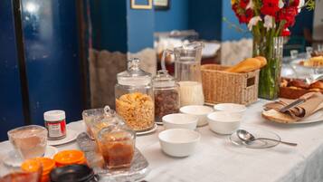 Café da manhã com buffet todos os dias (MGA 28000 por pessoa)