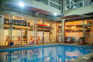 Una piscina al aire libre