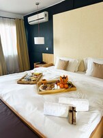 Junior Suite | Minibar, in-room safe, individually decorated, individually furnished