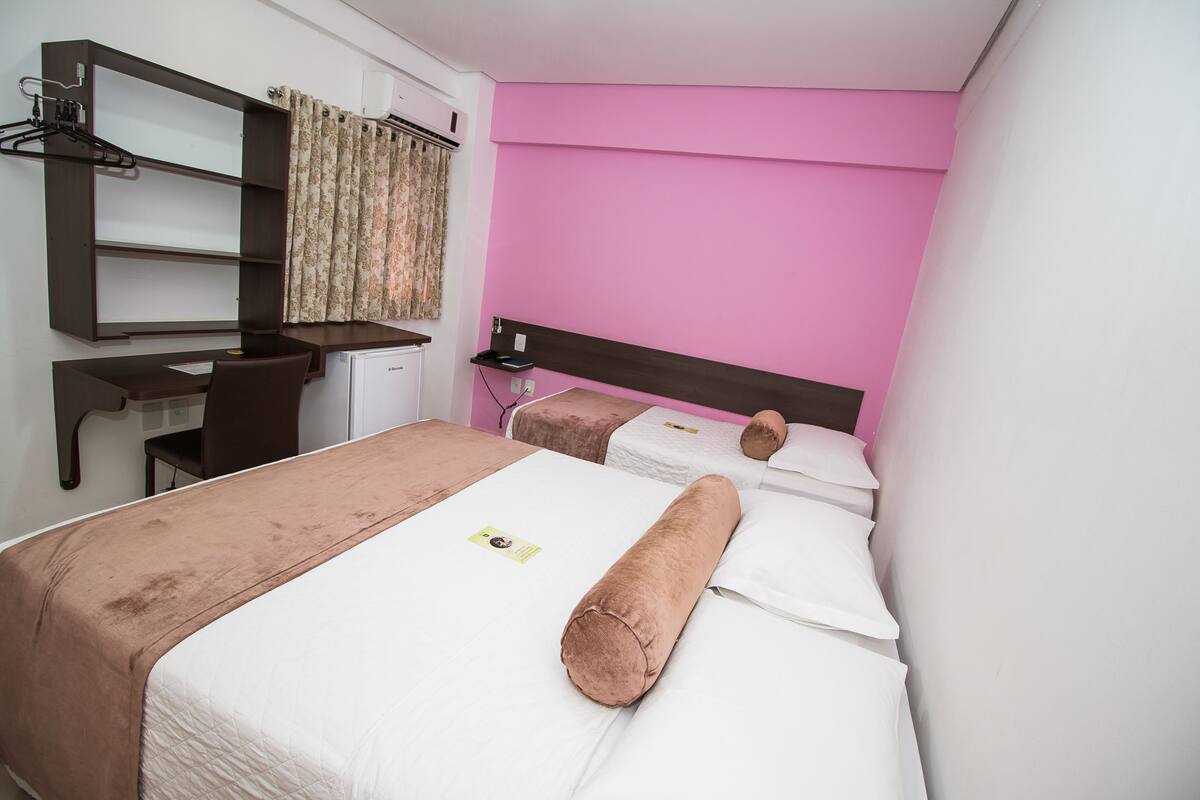 Minibar, caixa forta a l'habitació, escriptori i cortines opaques 