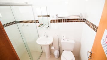 Standard Twin Room | Bar mini, peti besi dalam bilik, meja, langsir/tirai gelap terus