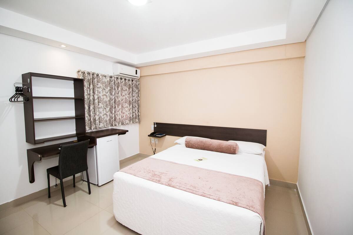 Minibar, caixa forta a l'habitació, escriptori i cortines opaques 