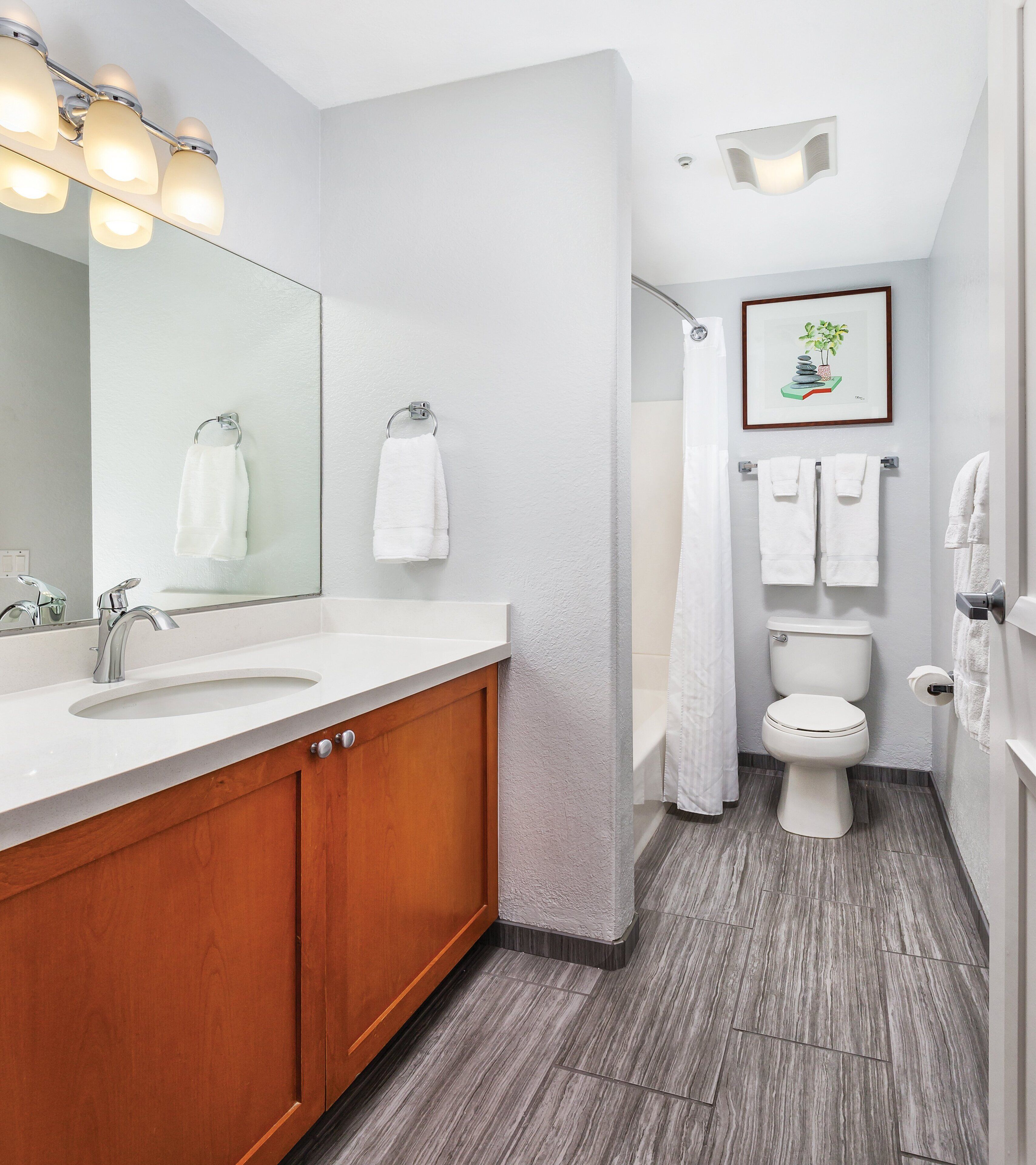 combined shower/bathtub, hair dryer, towels