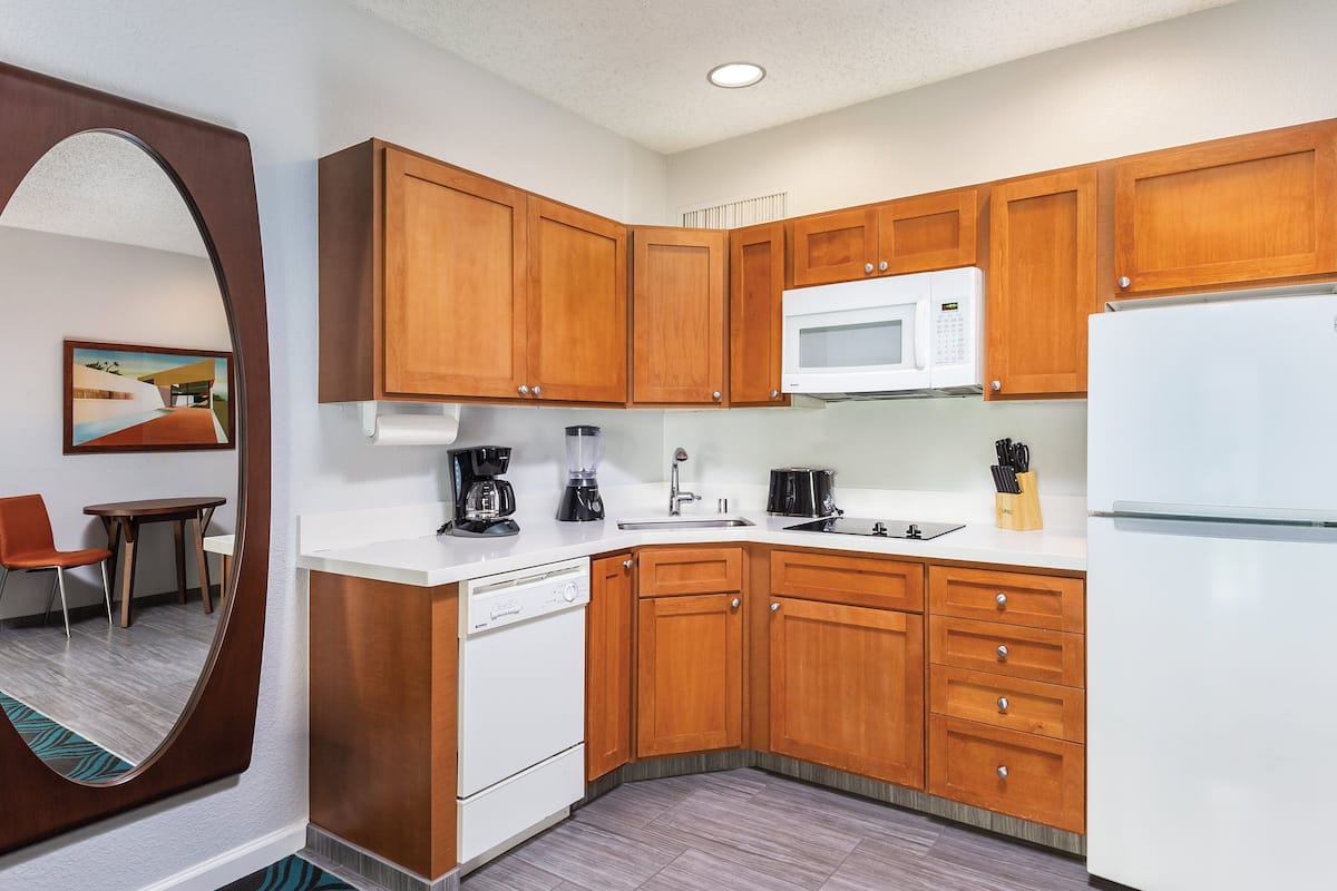 studio | private kitchen | fridge, microwave, stovetop