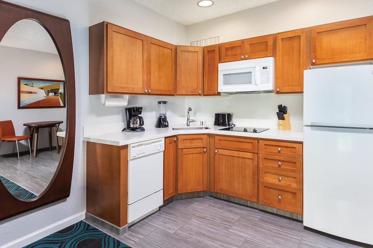 Refrigerador, microondas, placa de cocina